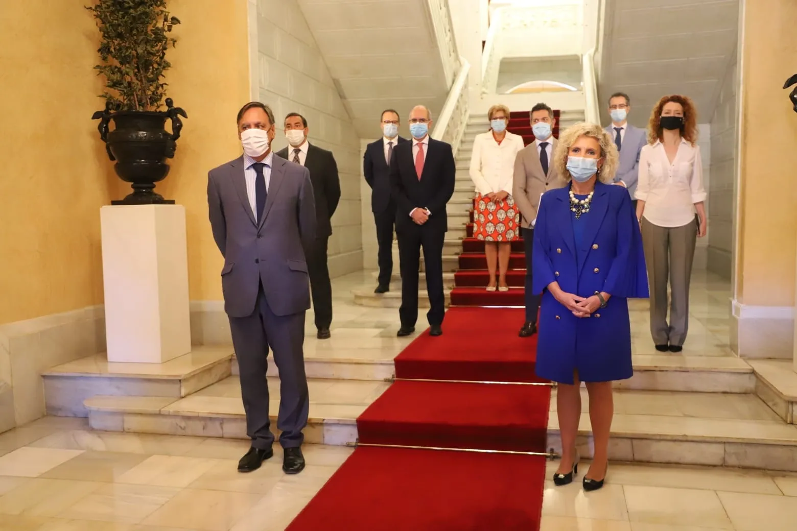 La consejera de Sanidad, junto al alcalde y otros representantes institucionales de Salamanca. Foto: Lydia González