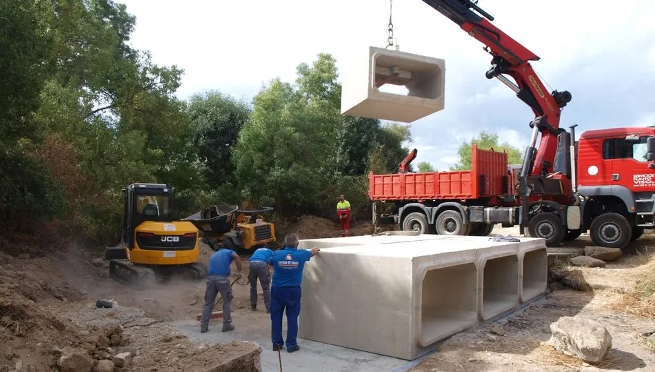 Construcción del puente sobre el río Valvaneda en Santibáñez de Béjar