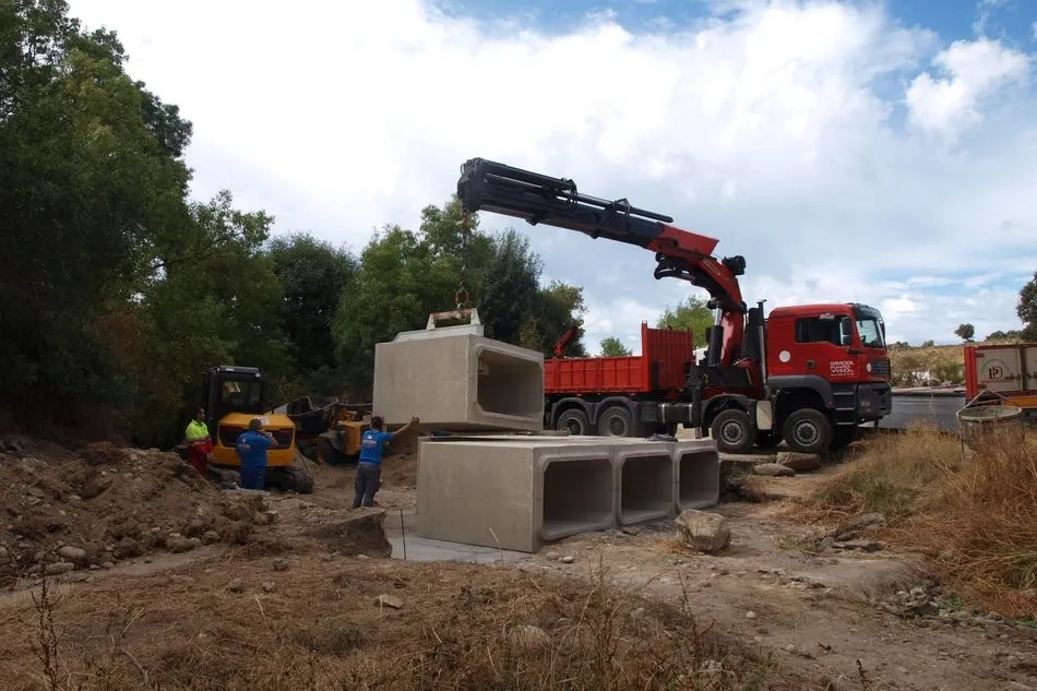 Foto 5 - Santib&aacute;&ntilde;ez de B&eacute;jar estrena en dos semanas su nuevo puente sobre el r&iacute;o Valvaneda