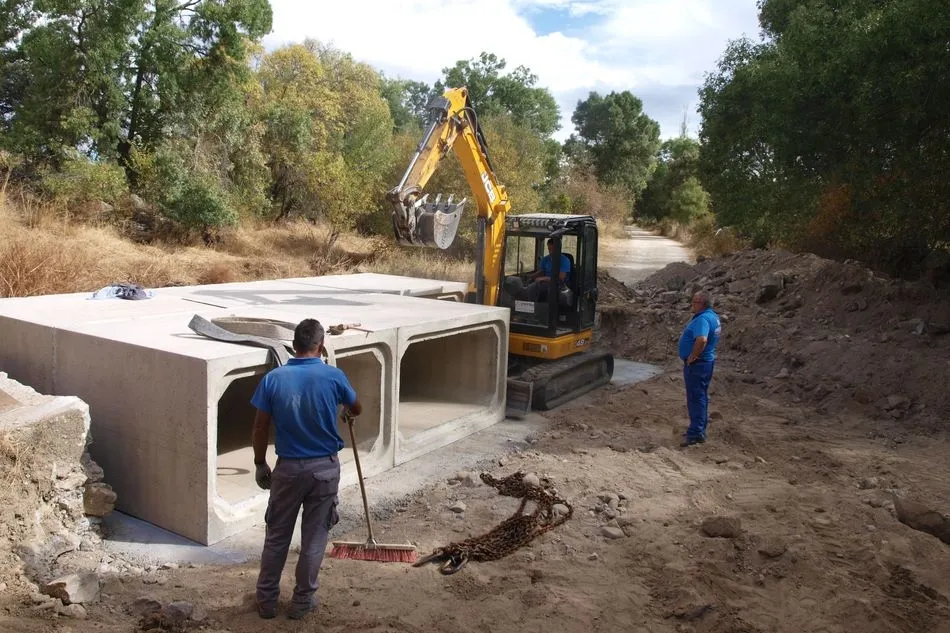 Foto 3 - Santib&aacute;&ntilde;ez de B&eacute;jar estrena en dos semanas su nuevo puente sobre el r&iacute;o Valvaneda