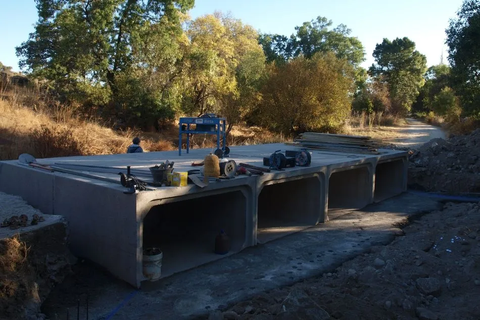 Foto 2 - Santib&aacute;&ntilde;ez de B&eacute;jar estrena en dos semanas su nuevo puente sobre el r&iacute;o Valvaneda