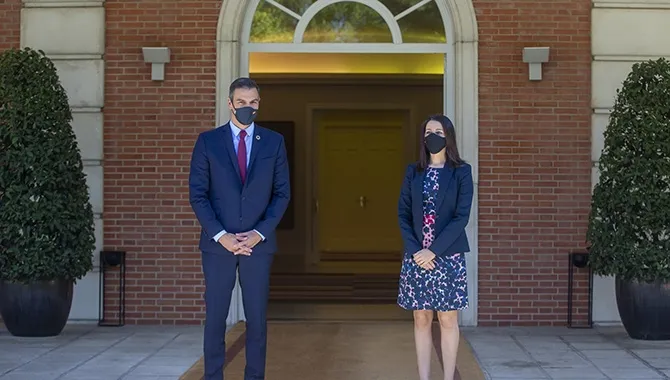 El presidente del Gobierno, Pedro Sánchez; y la presidenta de Ciudadanos, Inés Arrimadas, posan en el Palacio de Moncloa, antes del inicio de su reunión. EP