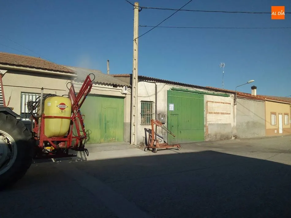 Foto 4 - Las calles de Palaciosrubios amanecen desinfectadas  