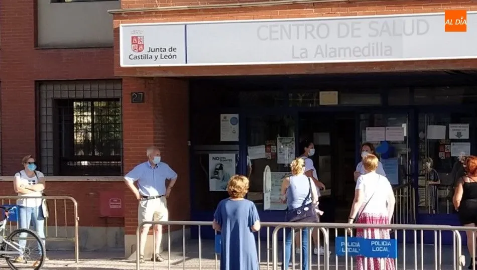 Colas para acceder al centro de salud de La Alamedilla. Foto de archivo