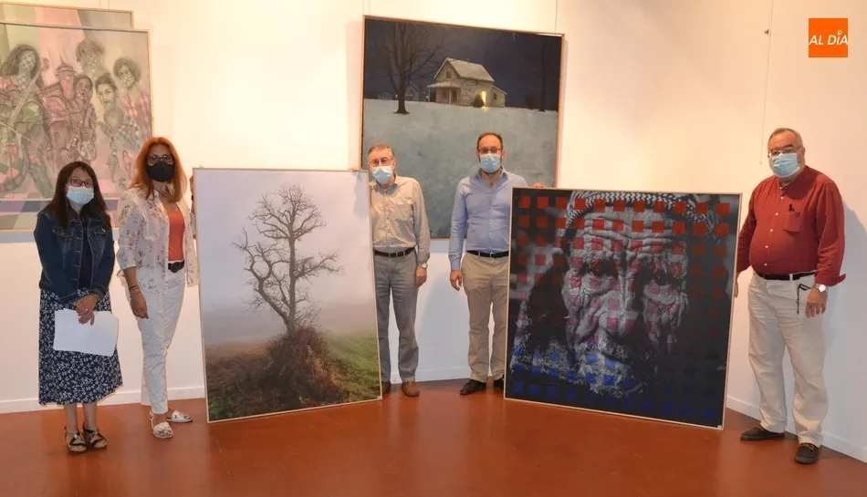 El jurado con el premio del certamen (a la derecha) y el accésit (a la izquierda)