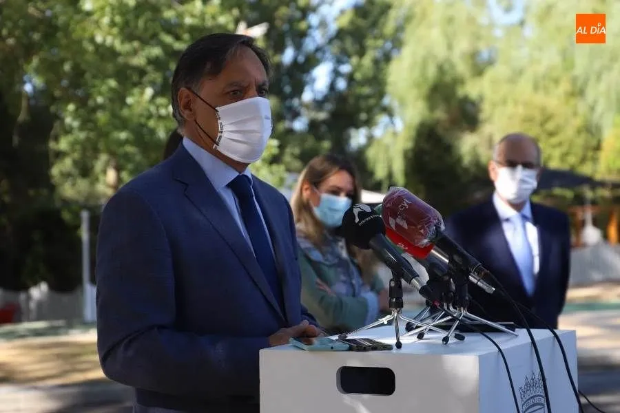 Intervención ante los medios del alcalde de Salamanca, Carlos García Carbayo, este jueves en la Aldehuela. Foto de Lydia González
