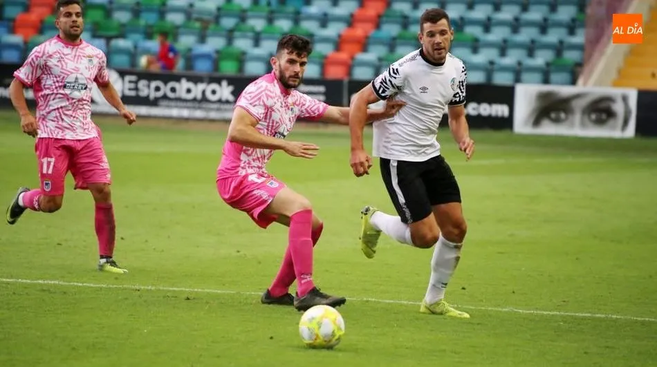 Uxío da Pena, jugador del Salamanca UDS, en un encuentro de la campaña anterior
