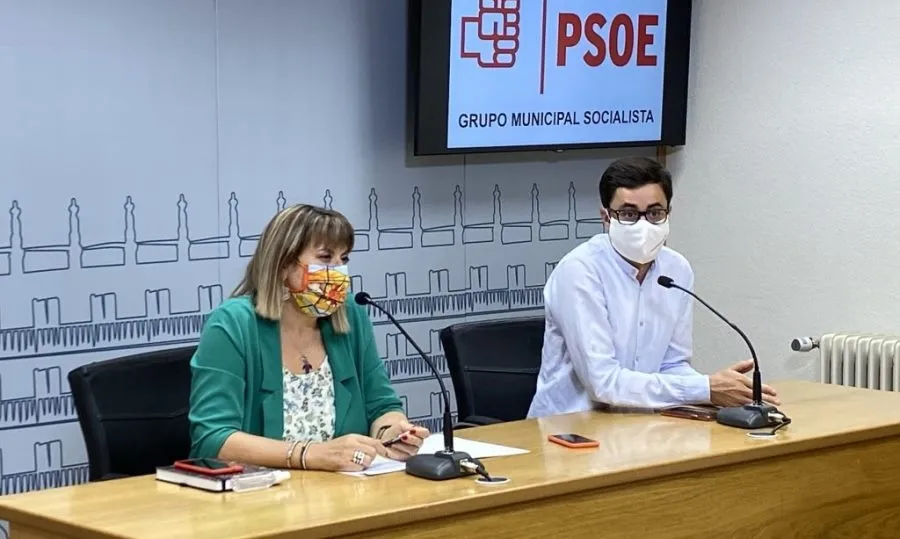 La secretaria de Sanidad en la Ejecutiva provincial de los socialistas salmantinos y concejal en el Ayuntamiento de Salamanca, María García, y el portavoz municipal socialista, José Luis Mateos