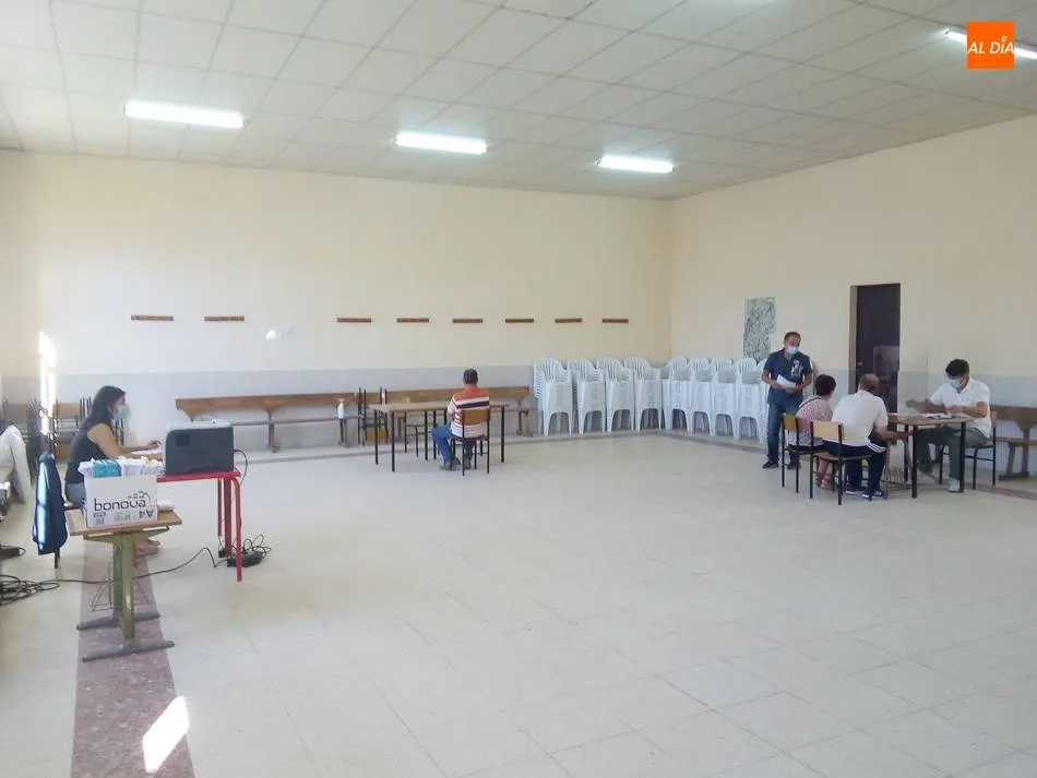 Los propietarios son citados por los técnicos en el salón de actos de Villaflores. / Jorge Holguera