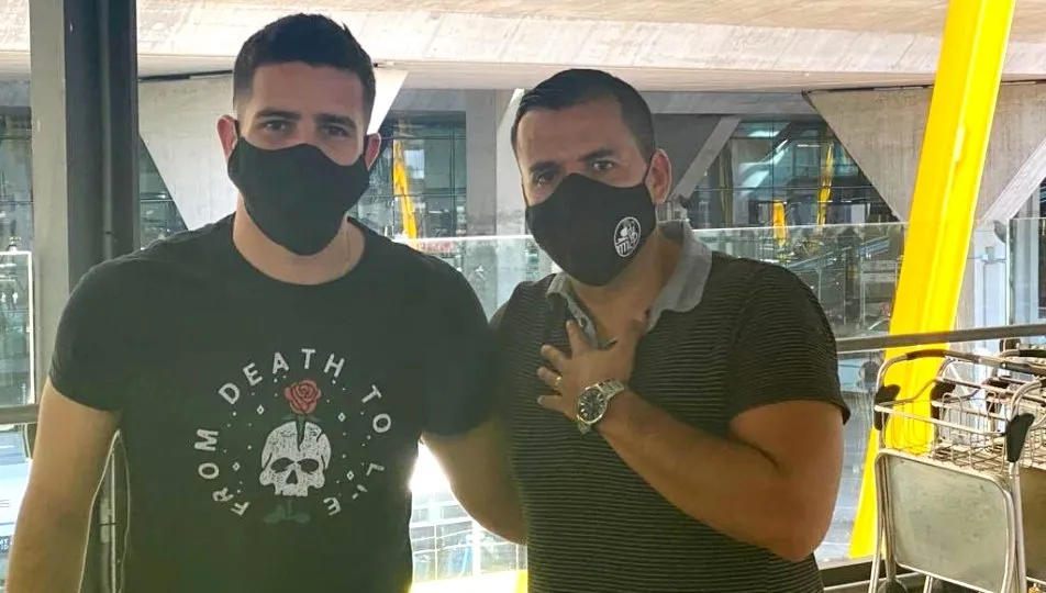Francisco Delorenzi, jugador del Salamanca UDS, en el aeropuerto de Madrid-Barajas Adolfo Suárez, junto al director general del club, Rafa Dueñas