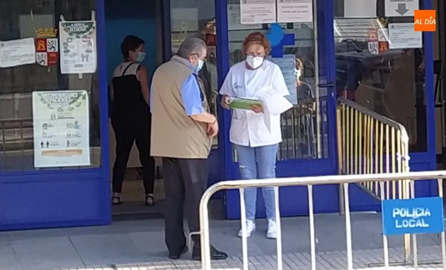 Control de los accesos al centro de salud de la Alamedilla, en la avenida de Comuneros. Foto de archivo