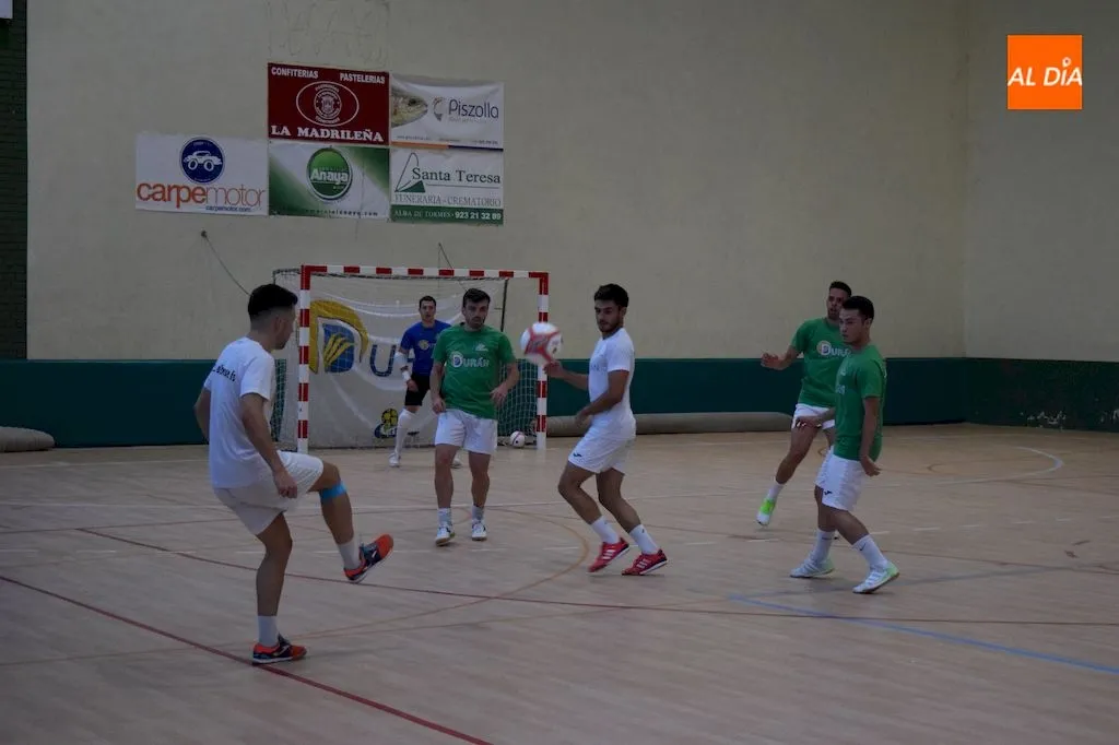 Jugadores del Piensos Durán Albense realizan un ejercicio durante un entrenamiento / Pedro Zaballos