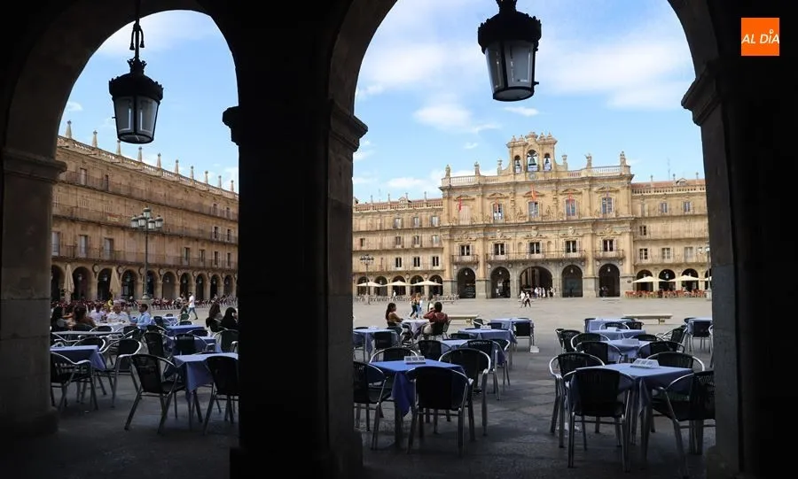 En las terrazas al aire libre de cualquier tipo de establecimiento las mesas no podrán ser de más de seis personas, guardando la distancia de seguridad interpersonal conforme viene establecido. Foto de Lydia González