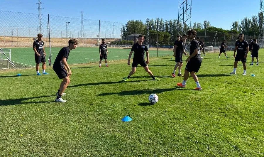 Primer entrenamiento de Unionistas en el que no faltó el típico rondo. Foto USCF