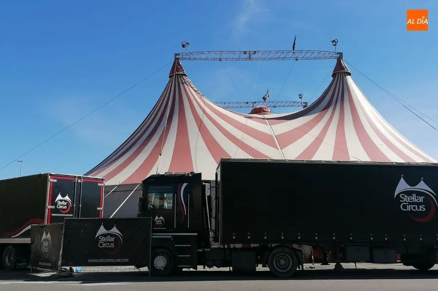 Carpas del Stellar Circus en el aparcamiento de las Bernardas. Foto de Lydia González