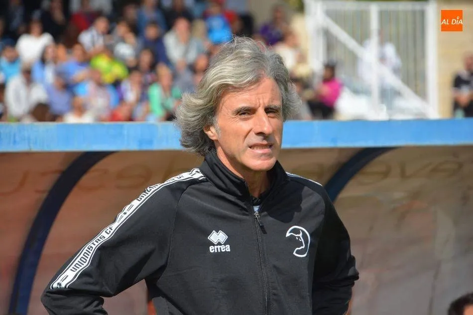 Roberto Aguirre en uno de sus partidos con Unionistas