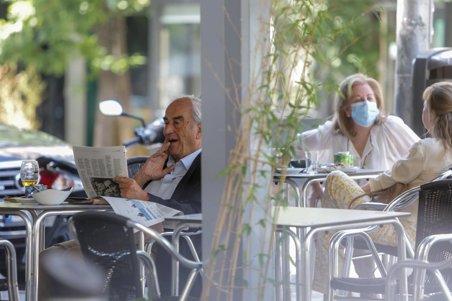 Varias personas en una terraza de un restaurante de Madrid. Foto: EP