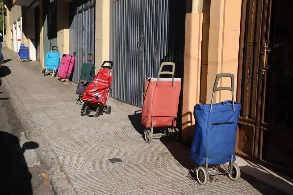 Los carritos de la compra forman cola antes de comenzar el reparto de Cajas Solidarias - Fotos: Lydia González