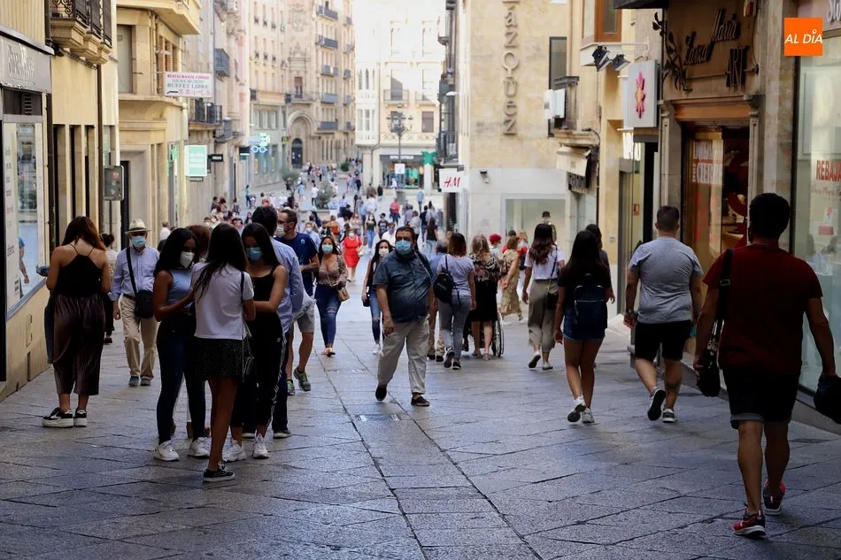 Público en las inmediaciones de la Plaza Mayor de Salamanca - Lydia González