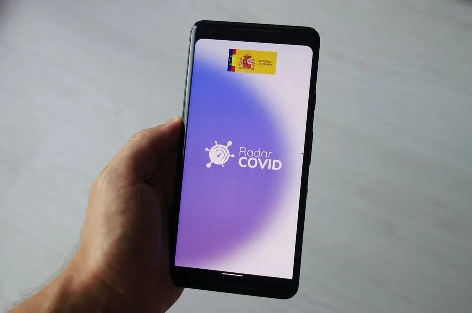 Un móvil con la aplicación Radar Covid - Xataka