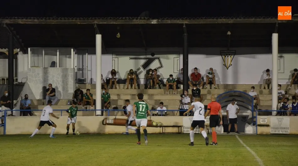 Foto 6 - Un gran trabajo f&iacute;sico permite al Ciudad Rodrigo caer s&oacute;lo por la m&iacute;nima ante el Guijuelo de...