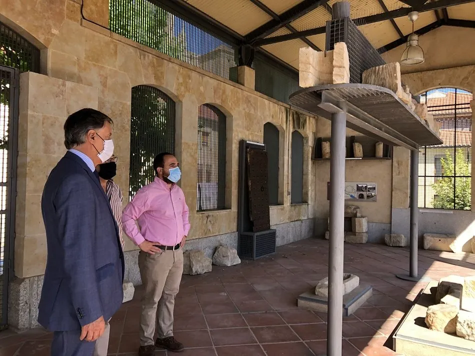 El alcalde de Salamanca, Carlos García Carbayo, en su visita a la cueva. - AYUNTAMIENTO