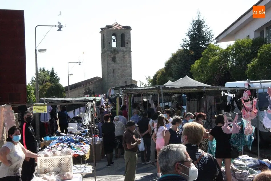 Foto 3 - Multitudinario mercadillo en Trabanca para despedir el verano  