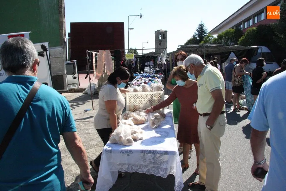 Foto 2 - Multitudinario mercadillo en Trabanca para despedir el verano  