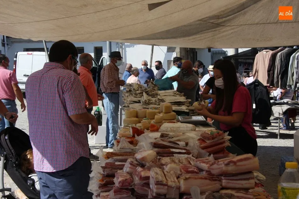 Foto 11 - Multitudinario mercadillo en Trabanca para despedir el verano  