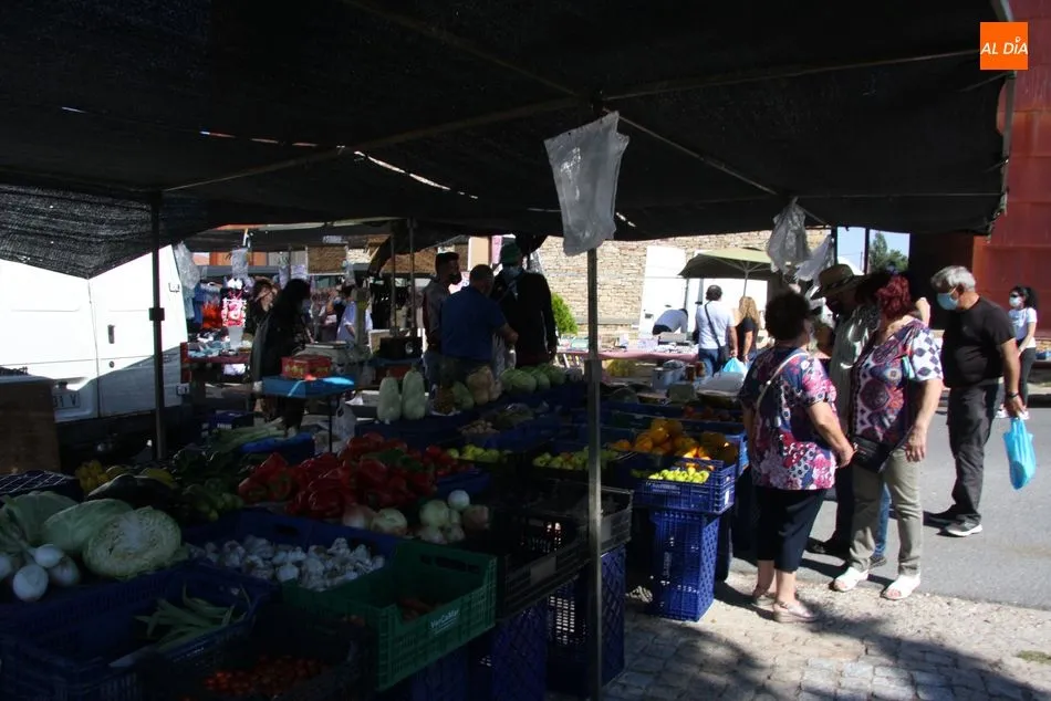 Foto 7 - Multitudinario mercadillo en Trabanca para despedir el verano  