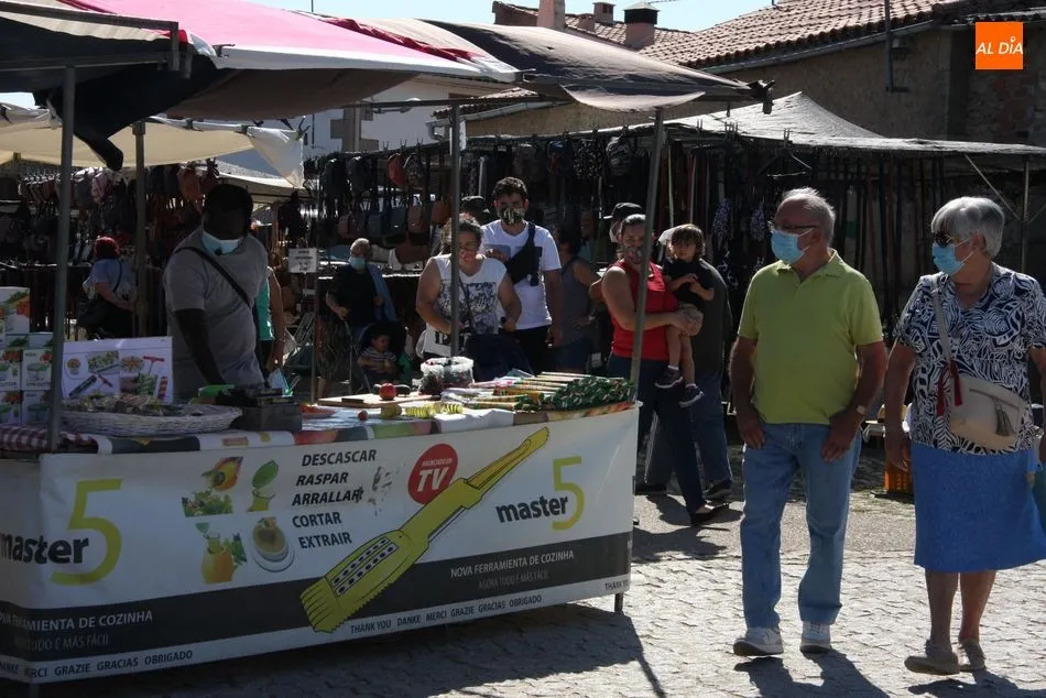 Foto 6 - Multitudinario mercadillo en Trabanca para despedir el verano  