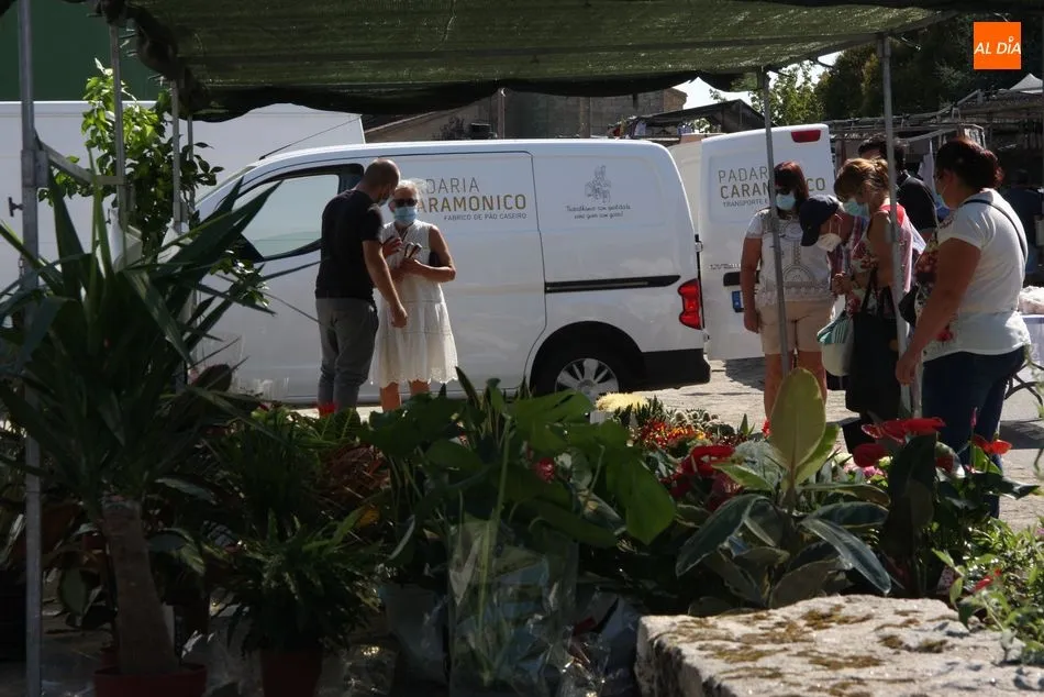 Foto 4 - Multitudinario mercadillo en Trabanca para despedir el verano  