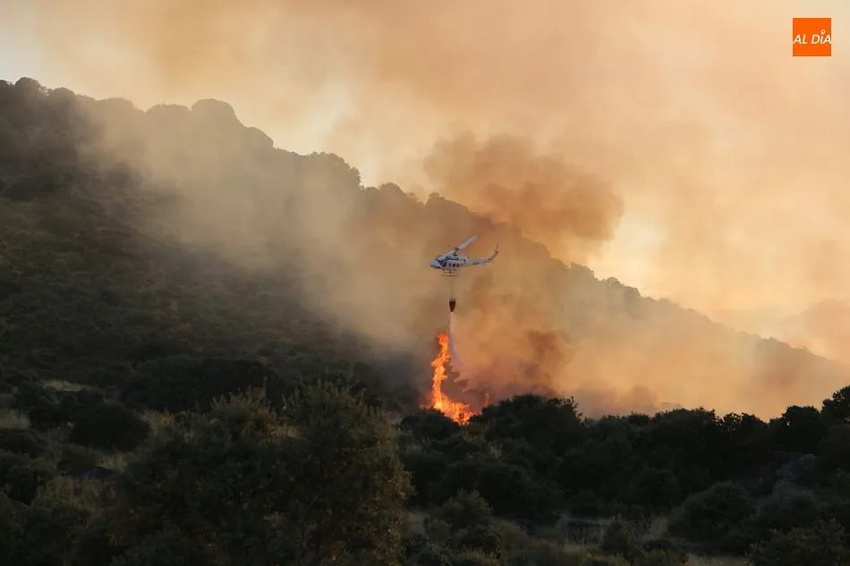 Los helicópteros lucharon contra las llamas hasta el atardecer - Fotos: Kiko Robles