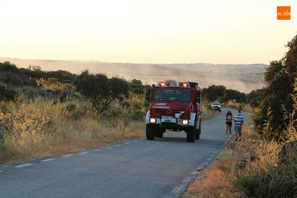 Foto 10 - Un incendio pone en alerta a los vecinos de Guijo de &Aacute;vila y Santiba&ntilde;ez de B&eacute;jar