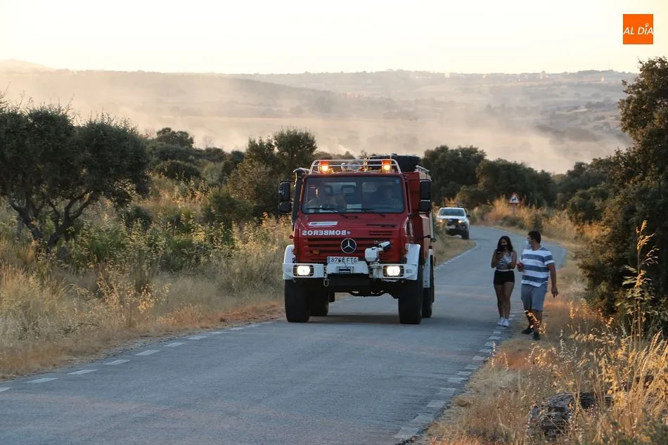 Foto 7 - Un incendio pone en alerta a los vecinos de Guijo de &Aacute;vila y Santiba&ntilde;ez de B&eacute;jar