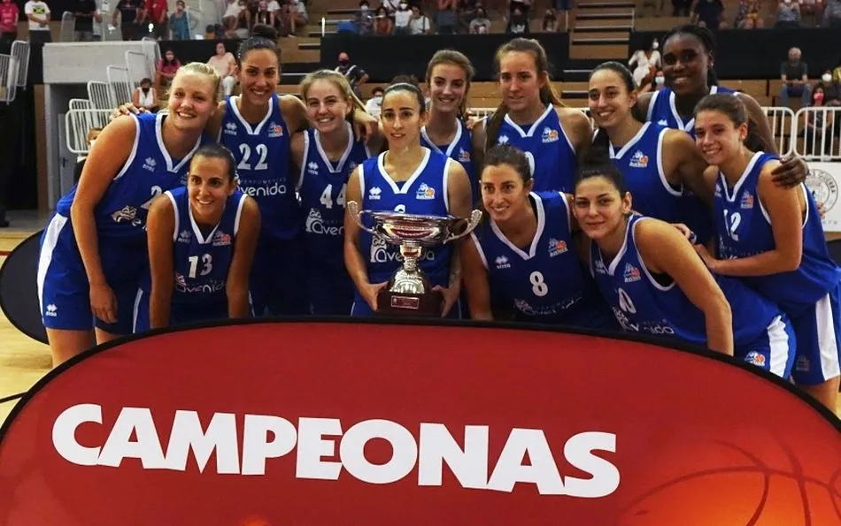 El Perfumerías Avenida muestra con orgullo el primer trofeo de la temporada - CB Avenida