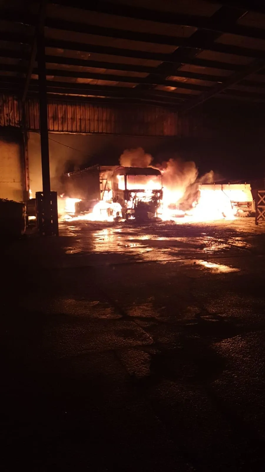 Foto 3 - El fuego devora varias naves, maquinaria y material de Cobadu en Zamora