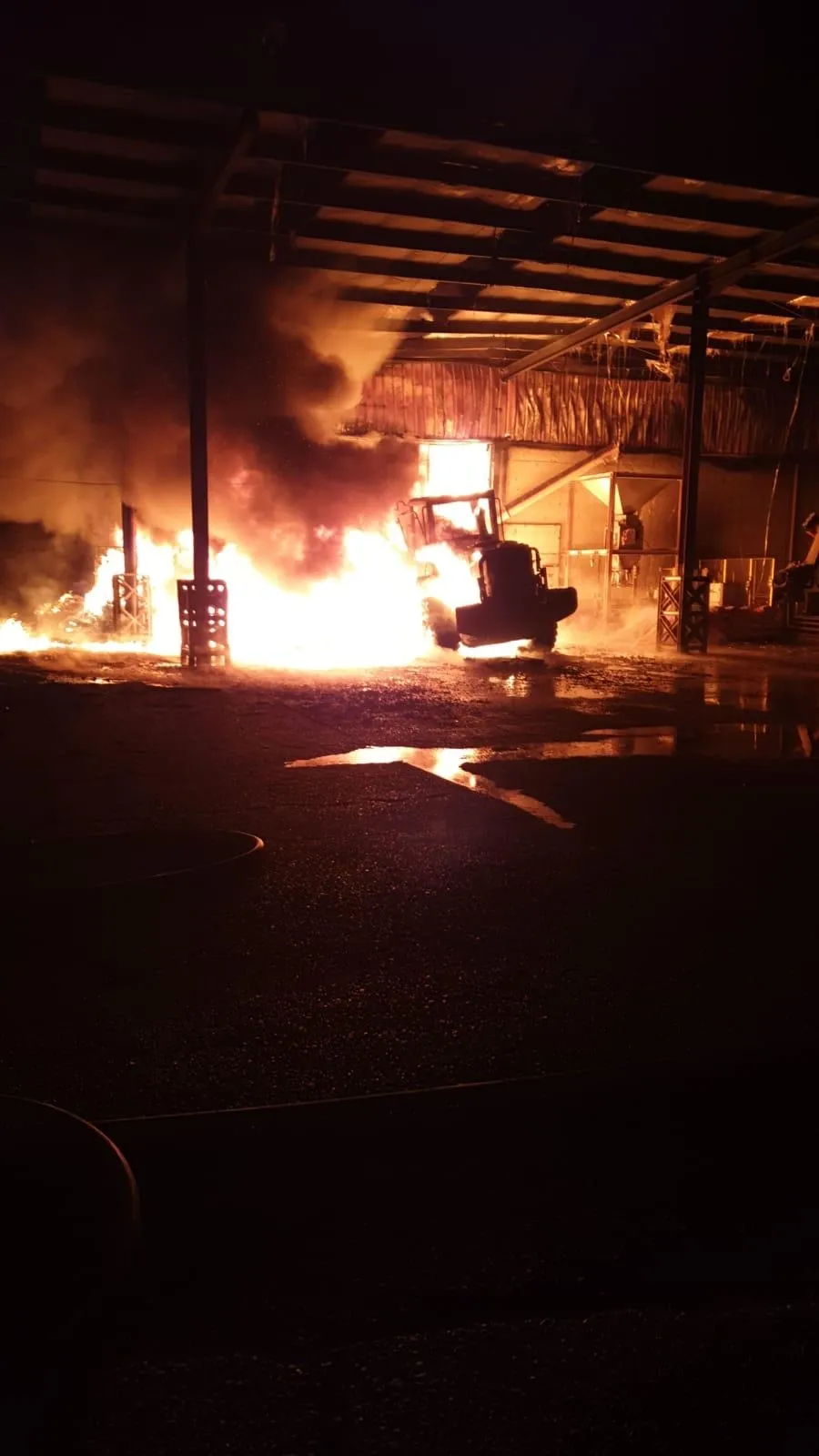 Foto 2 - El fuego devora varias naves, maquinaria y material de Cobadu en Zamora