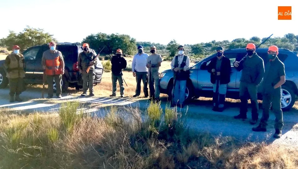 Grupo de cazadores del CD de Caza de Villarino durante una de sus jornadas tras el zorro en la media veda
