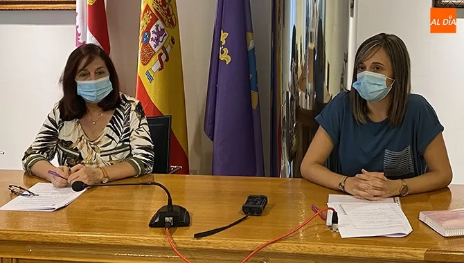La alcaldesa Carmen Ávila y la concejal de Educación, Fatima Manzano, presentaban las subvenciones municipales del libro de texto, material escolar y transporte