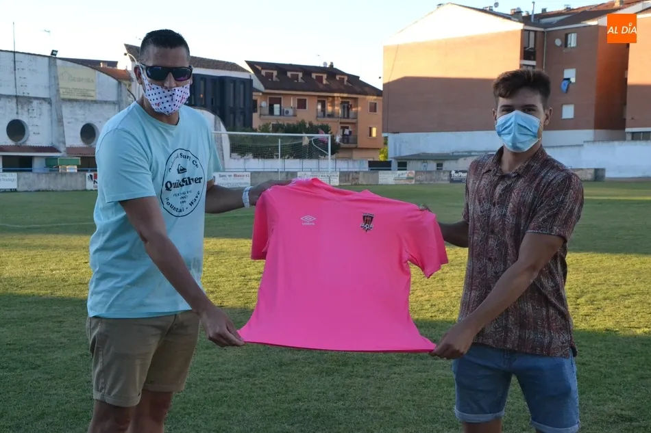 Foto 3 - El Ciudad Rodrigo CF cumple su sue&ntilde;o de hacer retornar a Alberto Mart&iacute;n  