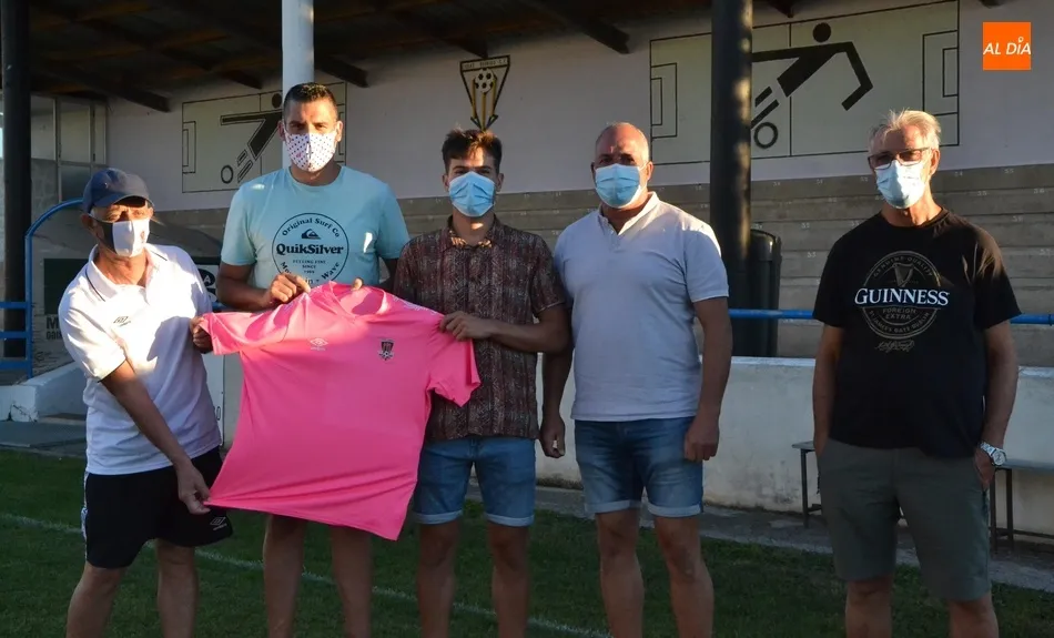 Foto 4 - El Ciudad Rodrigo CF cumple su sue&ntilde;o de hacer retornar a Alberto Mart&iacute;n  