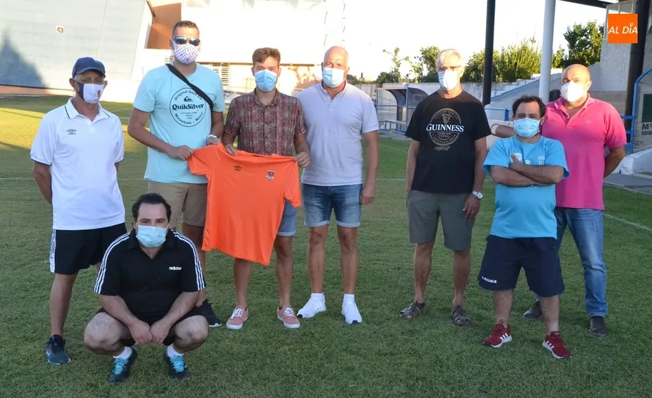 Foto 2 - El Ciudad Rodrigo CF cumple su sue&ntilde;o de hacer retornar a Alberto Mart&iacute;n  