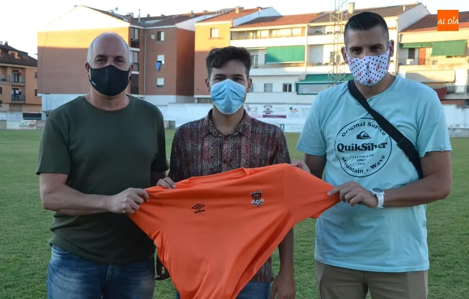 Foto 5 - El Ciudad Rodrigo CF cumple su sue&ntilde;o de hacer retornar a Alberto Mart&iacute;n  