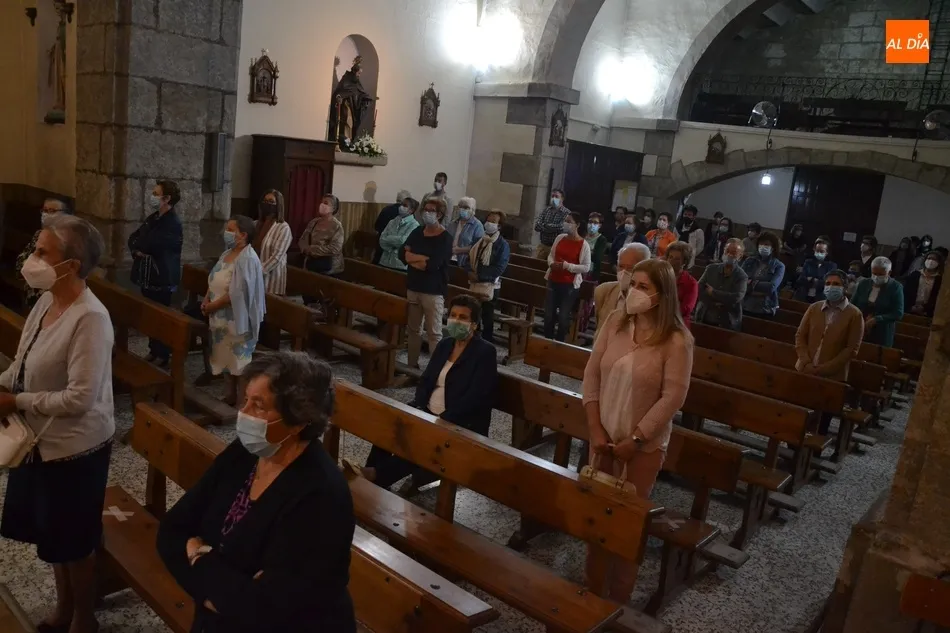 Foto 6 - El coronavirus deja con menos fieles y sin salir del templo al Rosario de la Aurora de la Virgen de ...
