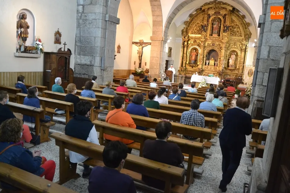 Foto 2 - El coronavirus deja con menos fieles y sin salir del templo al Rosario de la Aurora de la Virgen de ...