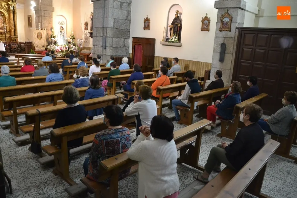 Foto 4 - El coronavirus deja con menos fieles y sin salir del templo al Rosario de la Aurora de la Virgen de ...