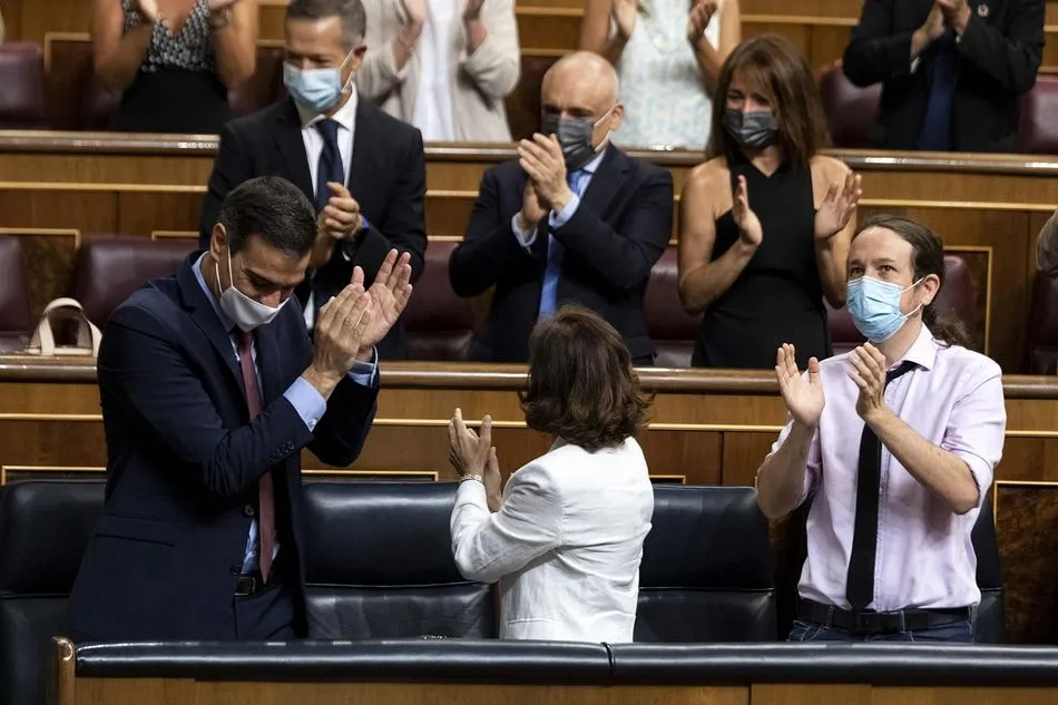Iglesias aplaude a Sánchez en el Congreso de los Diputados - Archivo