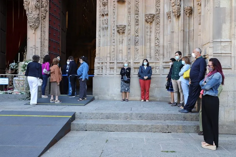 Vecinos esperan a la puerta de la Catedral para acceder a la misa de la Virgen de la Vega