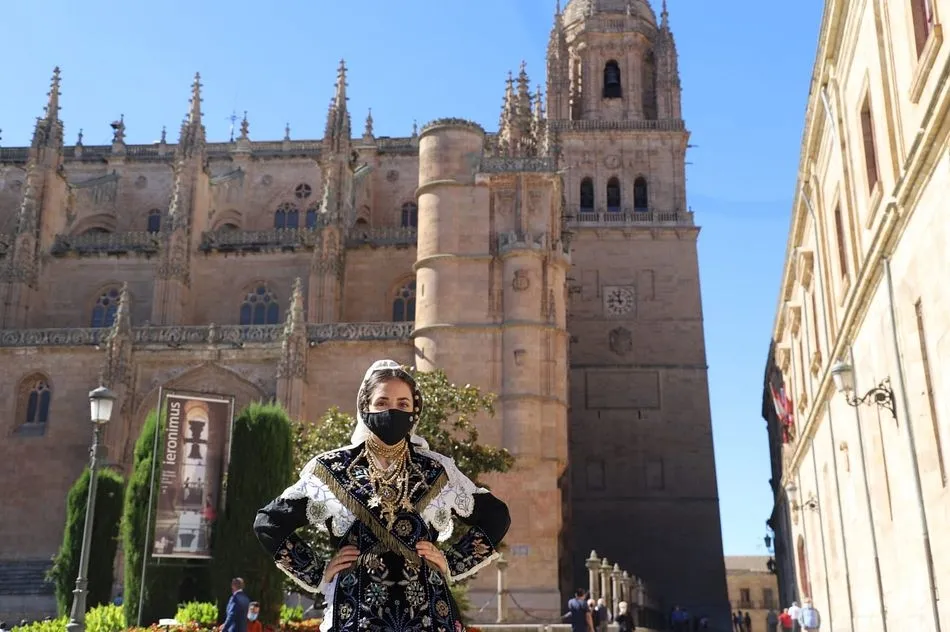 Una mujer vestida de charra ante la Catedral de Salamanca. Foto de Lydia González